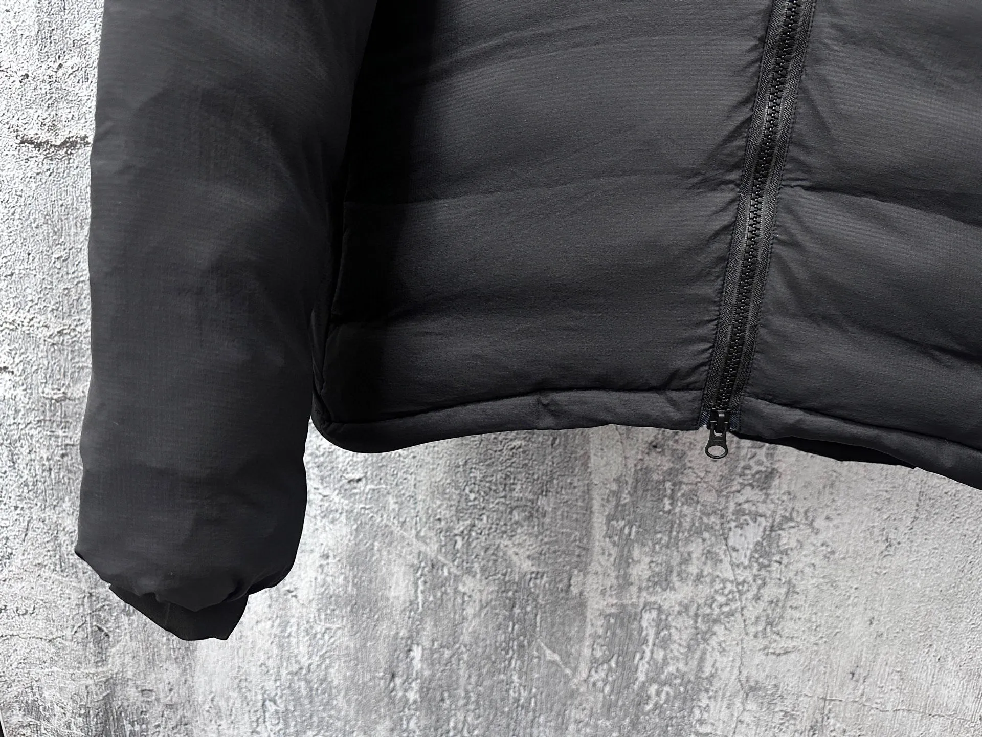 P840 [Canada Goose] Big Goose 5078 down jacket is different from the junk products in the market🗯️The same picture but different price means different versions ✅Don’t be fooled by the same copywriters and pirated picture gangs who mix and distribute high-luxury pictures at low prices. Once you receive it and compare the quality, you will know where the difference is. Don’t lie. Look for the terminal. I don’t guarantee that my products are the cheapest, but I definitely guarantee that they are worth every penny of your hard-earned money! Canada Goose down jacket top version, warm and cold-resistant, nice upper body effect, super lightweight, size: XS-XL